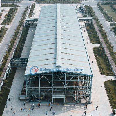 Magazyn ze stalową konstrukcją na zamówienie z dostępem do suwnicy pomostowej