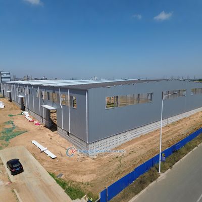 Magazyn ze stalową konstrukcją na zamówienie z półprzezroczystymi panelami do naturalnego oświetlenia